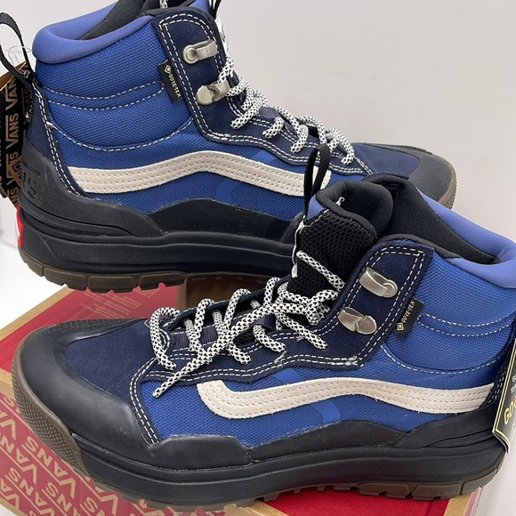 Vans WMNS Ultrarange Exo Hi
Navy/Black
VN0005VANGV
Sneakers - Picture 10 of 16